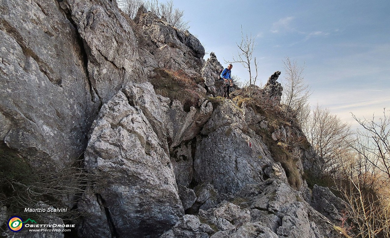 26 Si scende il diedro roccioso....JPG